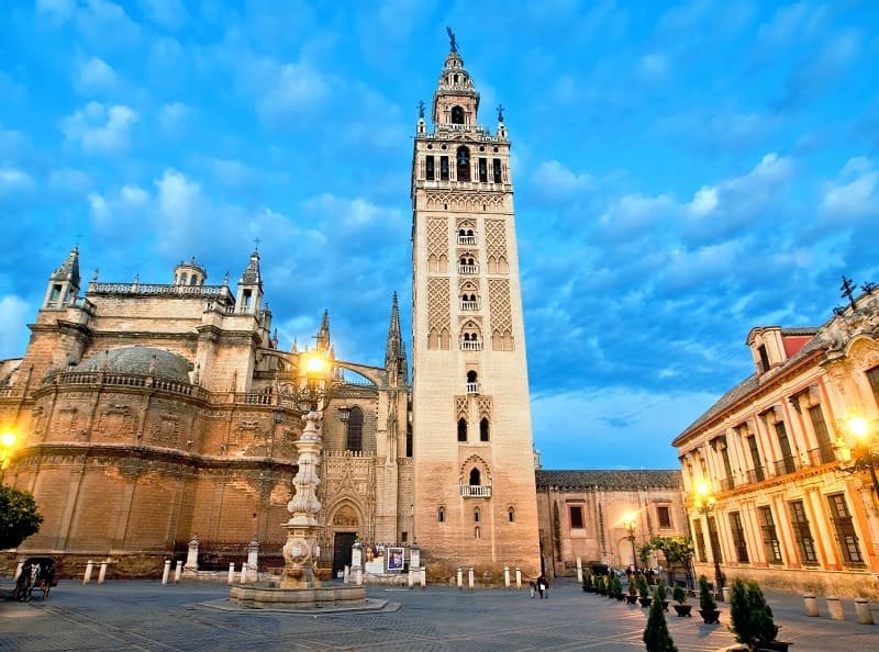 Хиральда (Torre Giralda) — башня Севильского кафедрального собора высотой почти 100 метров